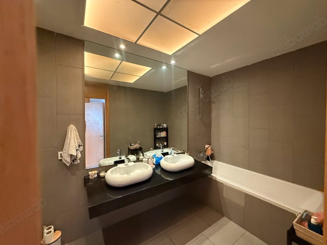 Appartement de 137m2 à vendre 
parking titré box