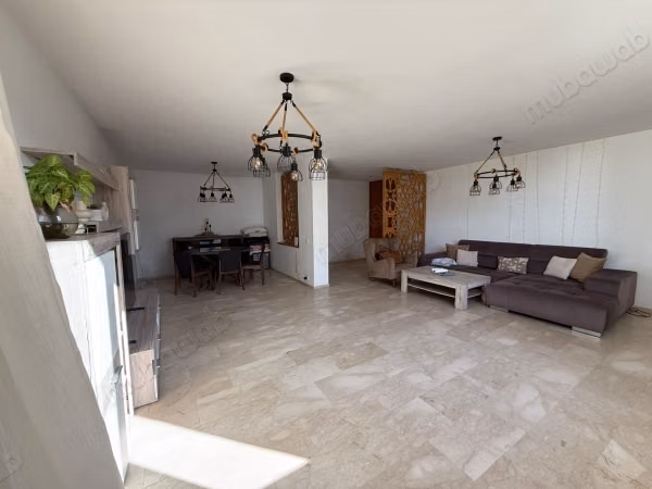 Appartement de 137m2 à vendre 
parking titré box