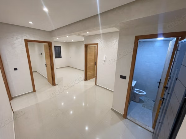 Vente d'un bel appartement à Victoria. Surface totale 73 m². Porte blindée et parabole