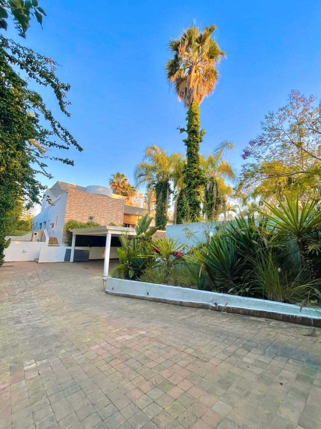 Villa de luxe à louer dans le quartier des ambassades. 5 grandes pièces. Meublé