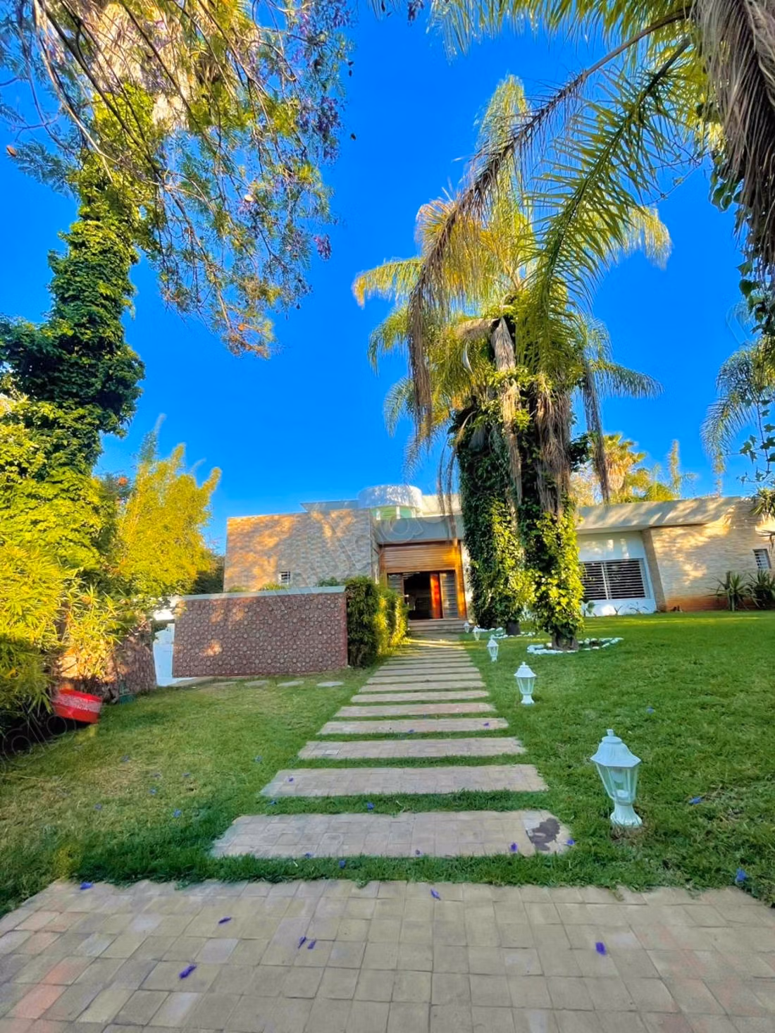 Villa de luxe à louer dans le quartier des ambassades. 5 grandes pièces. Meublé