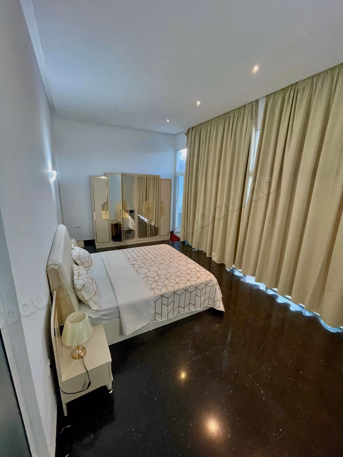 Villa de luxe à louer dans le quartier des ambassades. 5 grandes pièces. Meublé