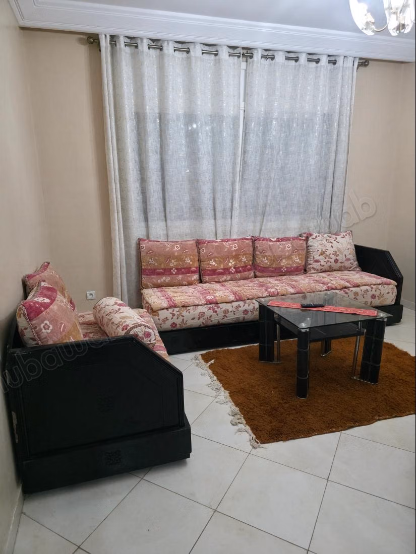Excelente apartamento en alquiler en Riad Oulad Mtaa. Superficie de 132 m². Bien amueblado