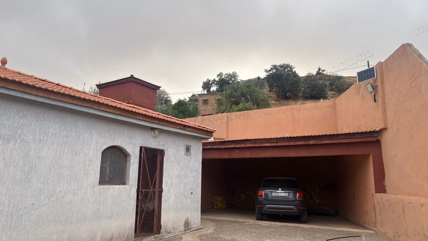 Vente d'une ferme à Mouha Ouhamou Zayani. Superficie totale de 300 m². Sécurité 24/24.