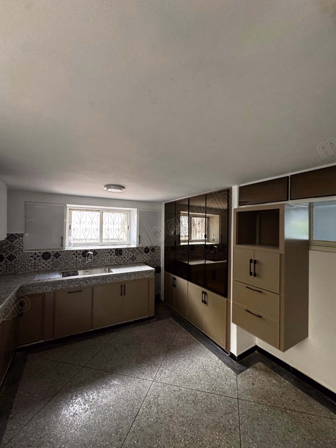 Luxe villa te huur in Souissi. 6 grote kamers. Terras en tuin