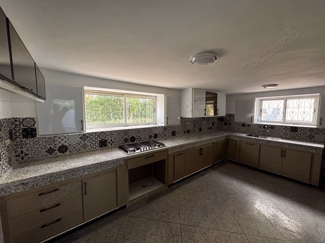 Luxe villa te huur in Souissi. 6 grote kamers. Terras en tuin