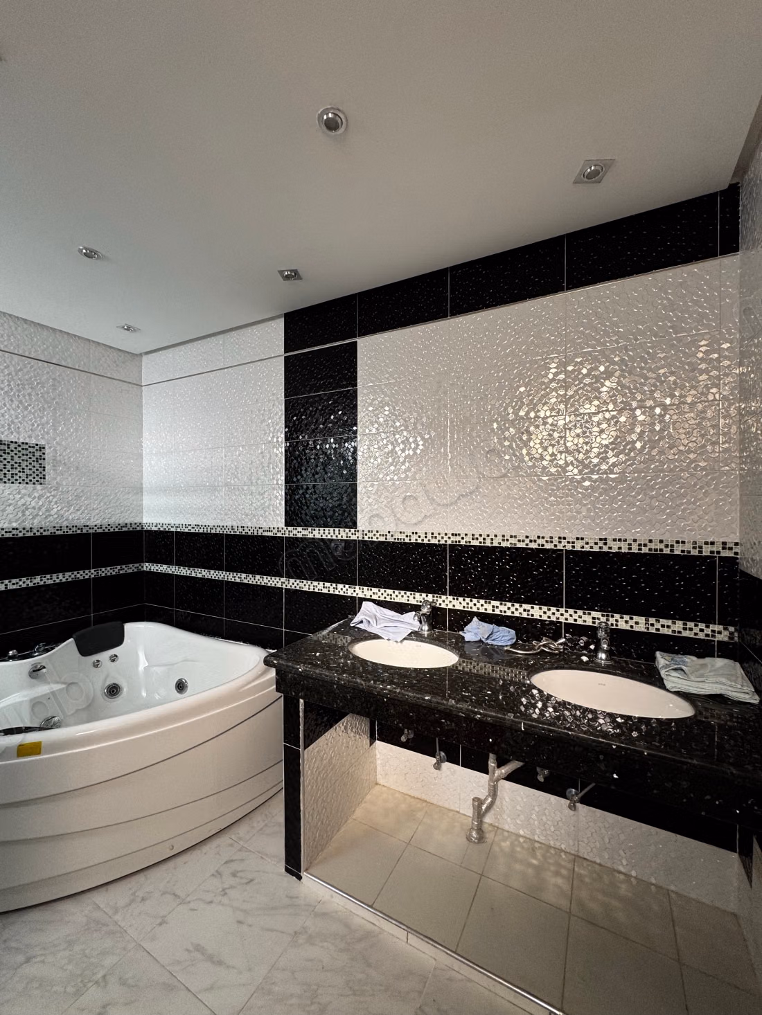 Luxe villa te huur in Souissi. 6 grote kamers. Terras en tuin
