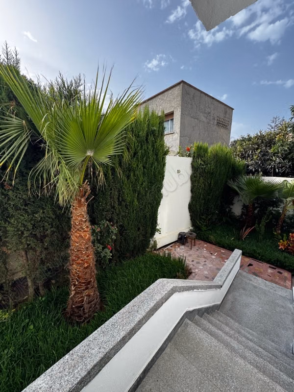 Somptuosa villa en alquiler en Souissi. 6 grandes habitaciones. Terraza y jardín