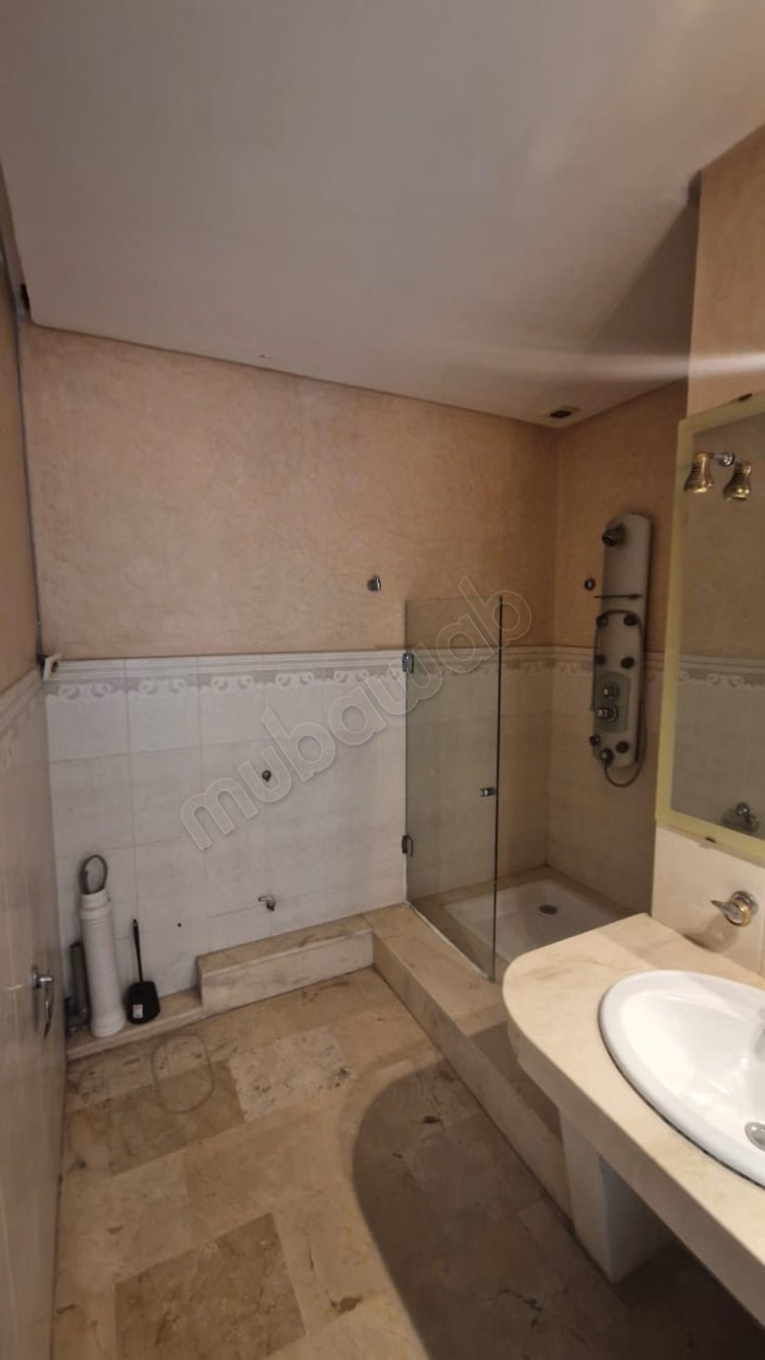 For sale apartment with terrace in the Golden Triangle neighborhood