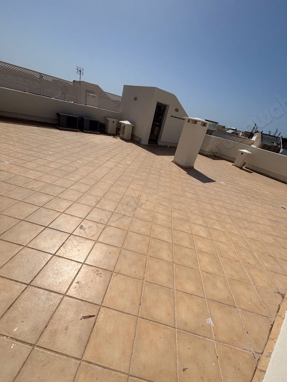 Luxurious villa for sale in Dar Bouazza. 4 comfortable rooms. Large pool