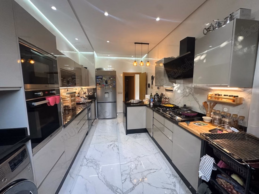 Luxury villa for rent in Dar Bouazza. 4 large rooms. Parking spaces and garden.