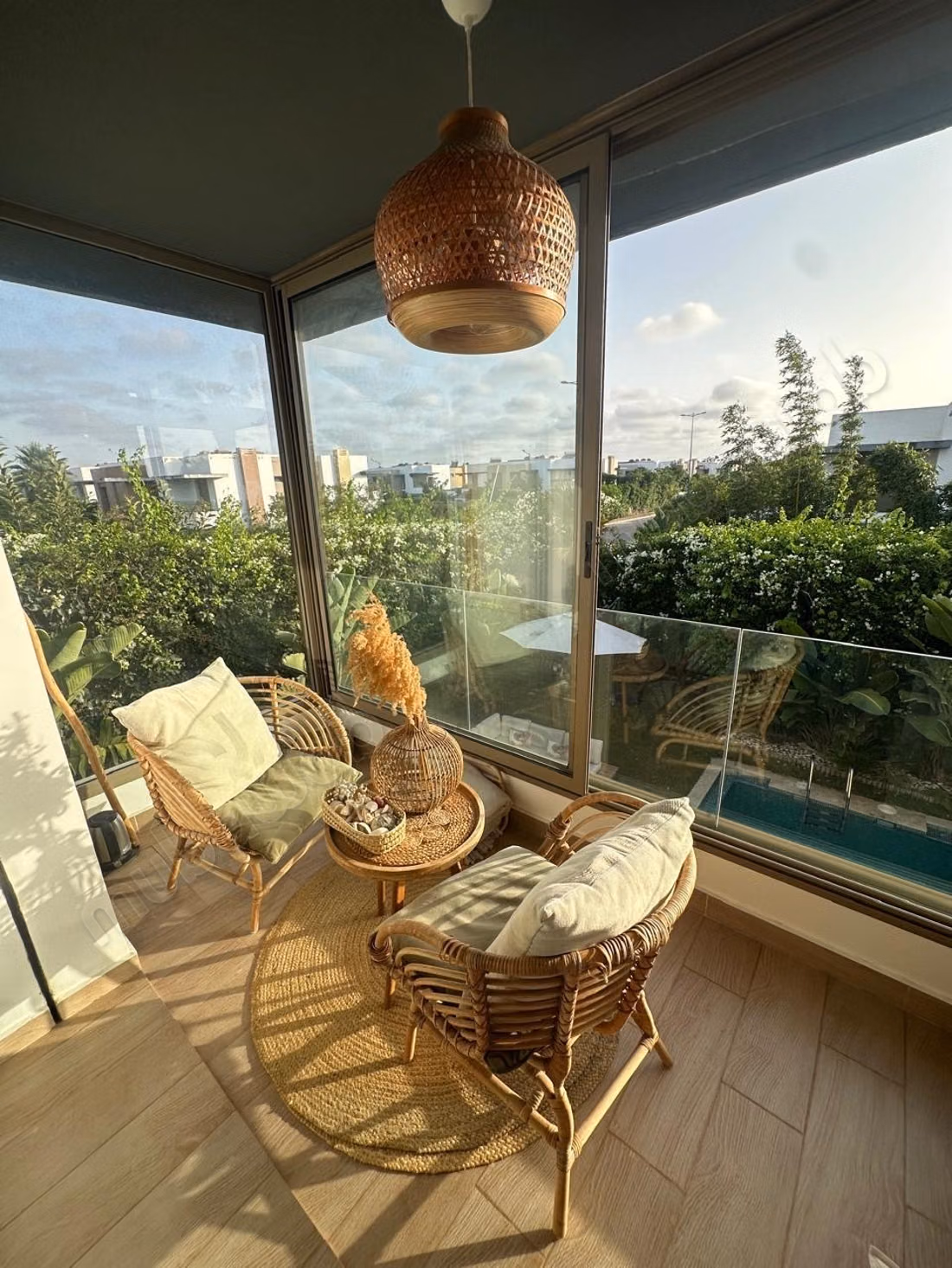 Luxury villa for rent in Dar Bouazza. 4 large rooms. Parking spaces and garden.