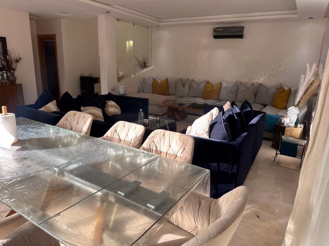 Luxury villa for rent in Dar Bouazza. 4 large rooms. Parking spaces and garden.