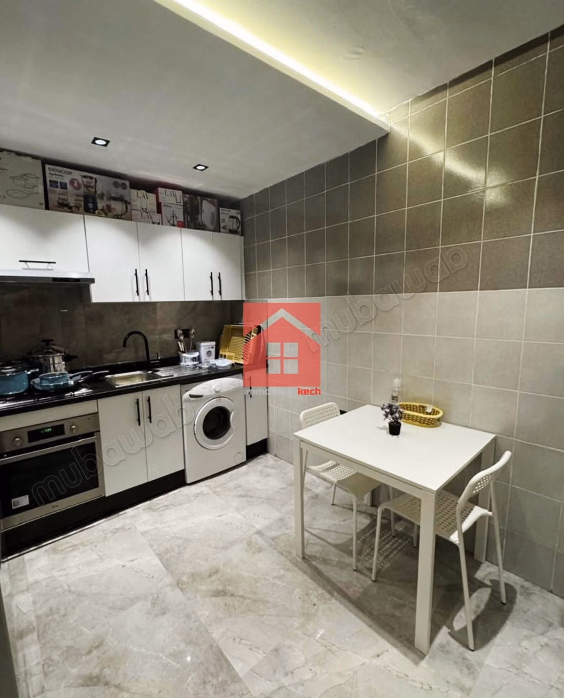Chic en Nieuw Appartement met Zwembad