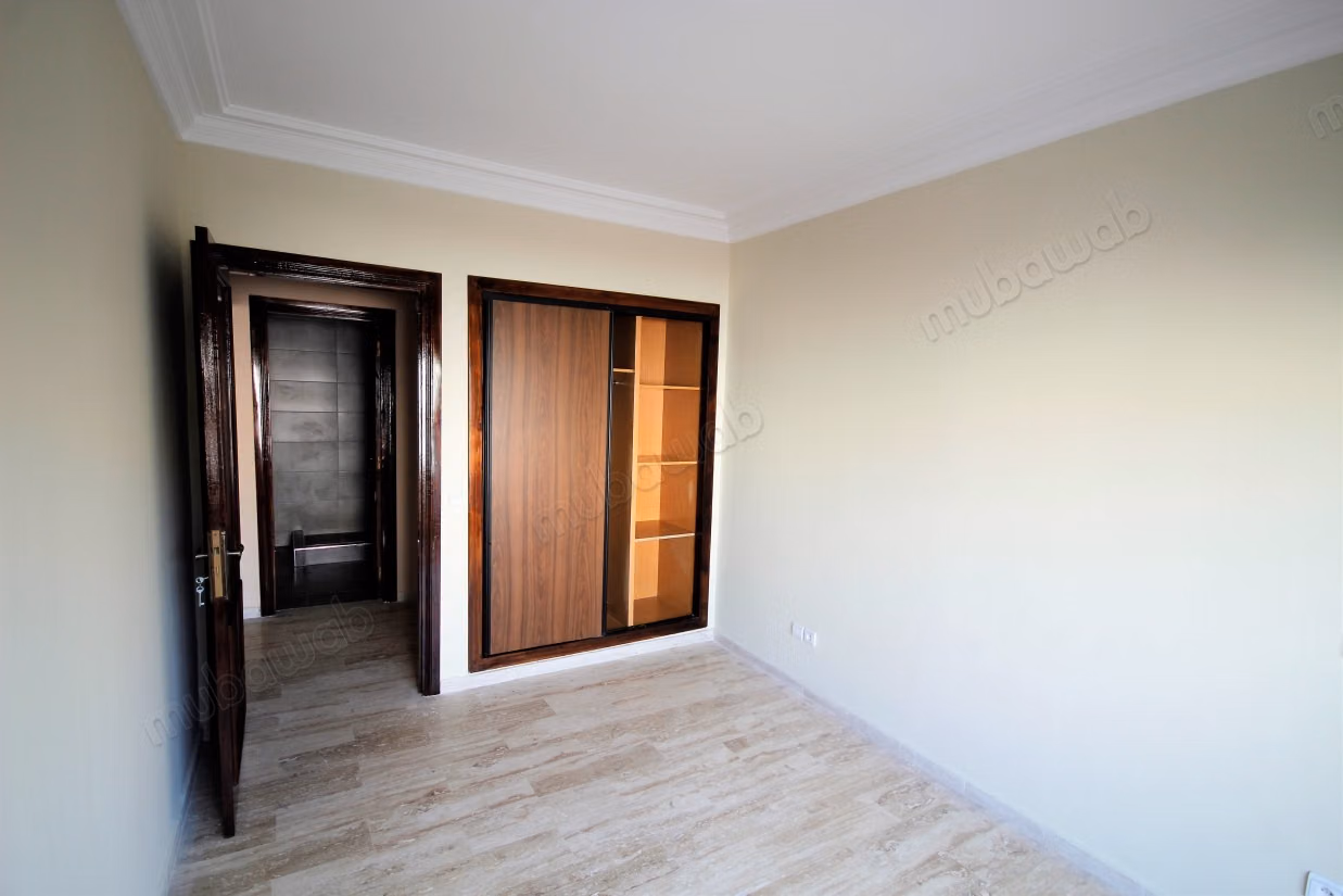 Se alquila apartamento renovado de 2 habitaciones con terraza cerca del parque Lyautey
