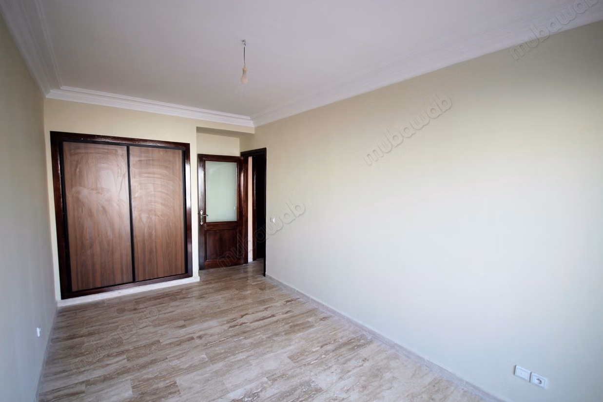 Se alquila apartamento renovado de 2 habitaciones con terraza cerca del parque Lyautey