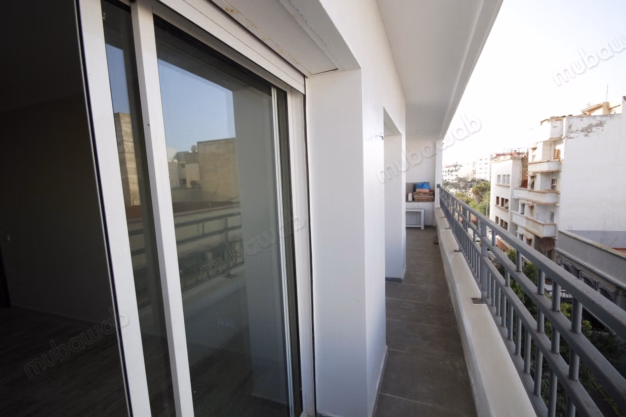 Se alquila apartamento renovado de 2 habitaciones con terraza cerca del parque Lyautey