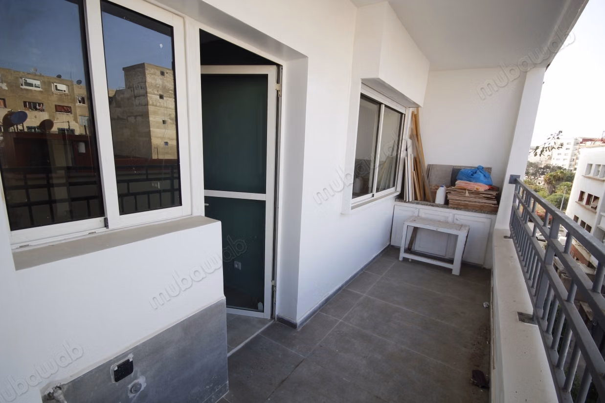 Se alquila apartamento renovado de 2 habitaciones con terraza cerca del parque Lyautey
