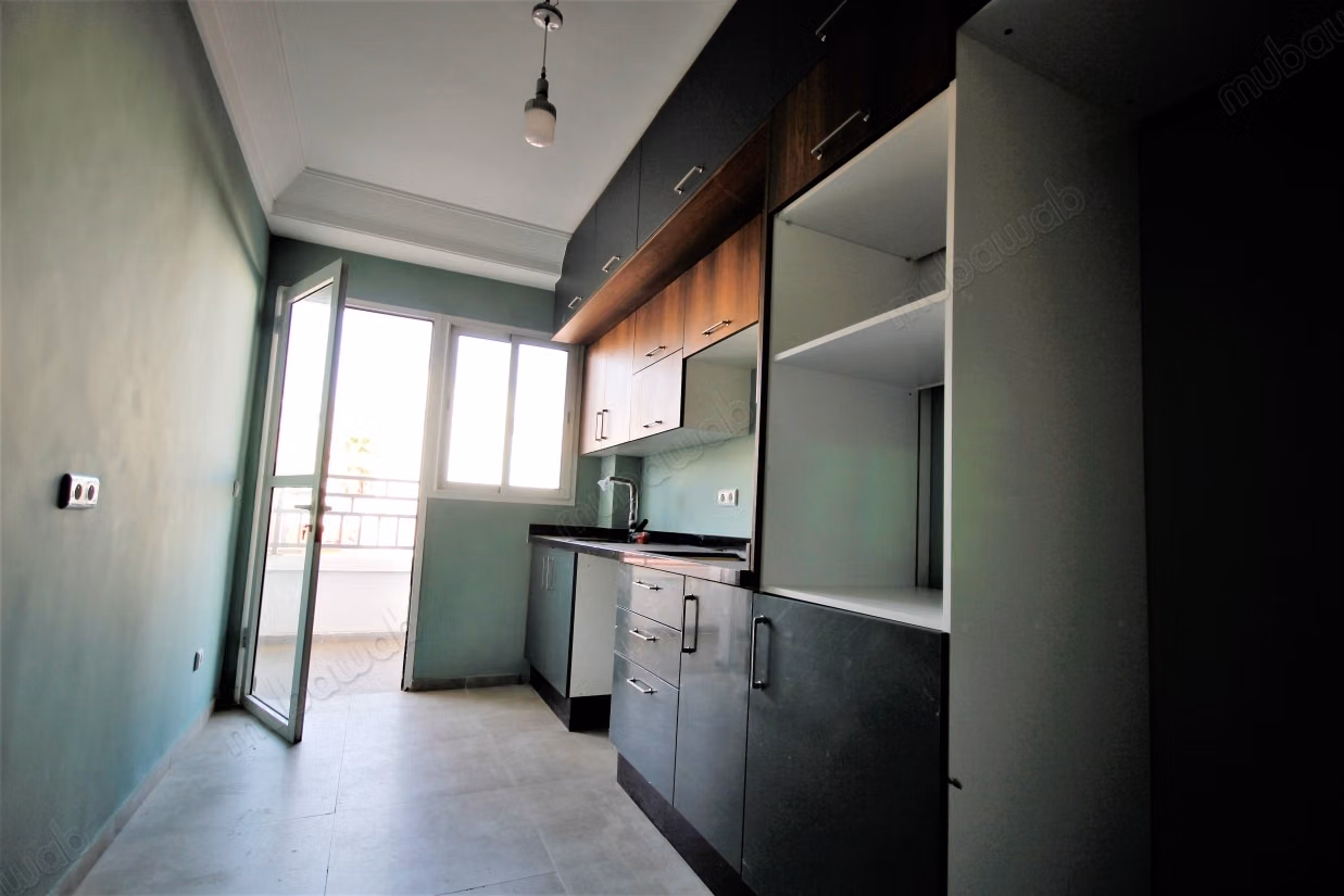 Se alquila apartamento renovado de 2 habitaciones con terraza cerca del parque Lyautey