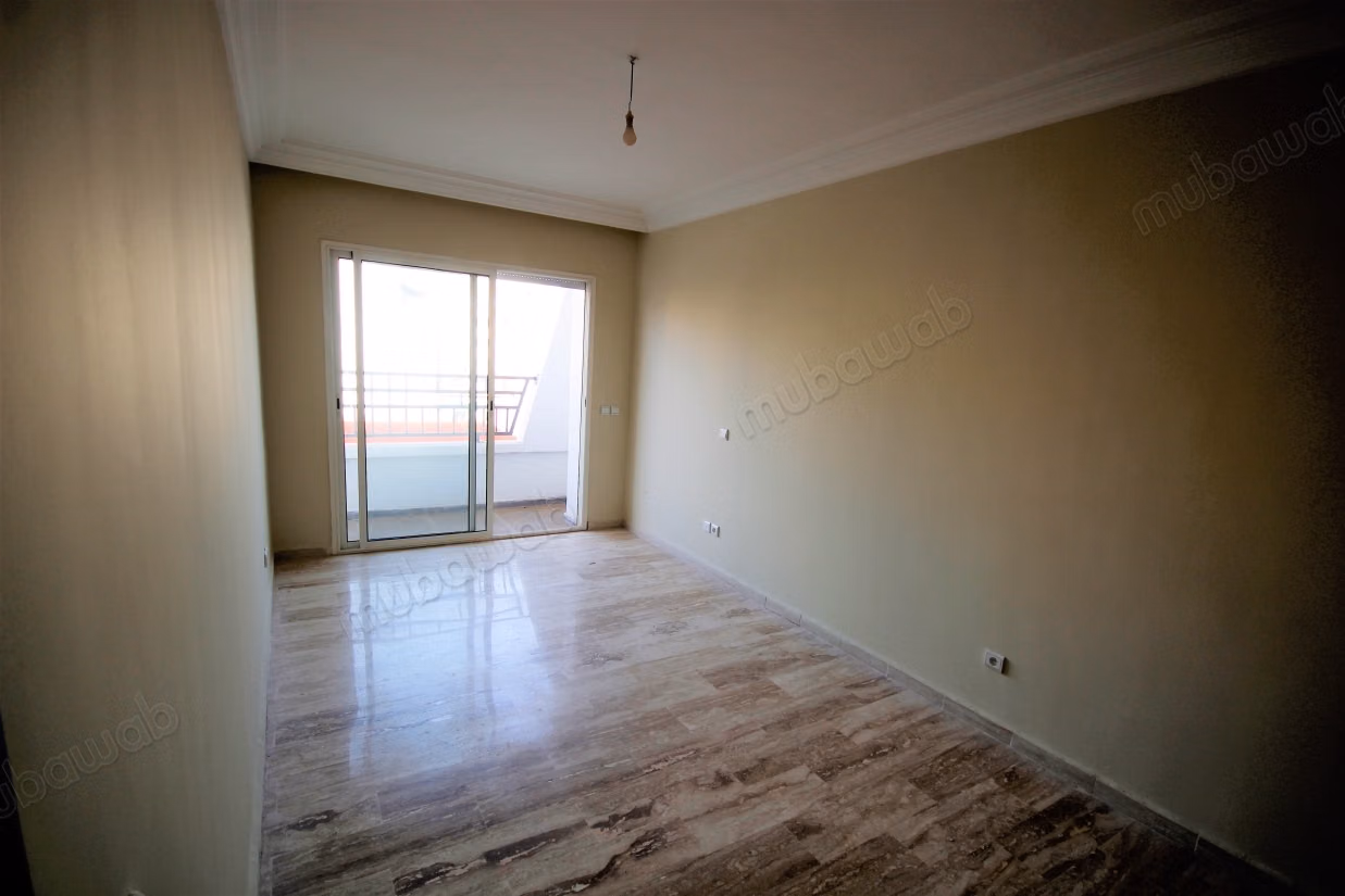 Se alquila apartamento renovado de 2 habitaciones con terraza cerca del parque Lyautey