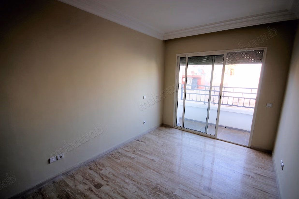 Se alquila apartamento renovado de 2 habitaciones con terraza cerca del parque Lyautey