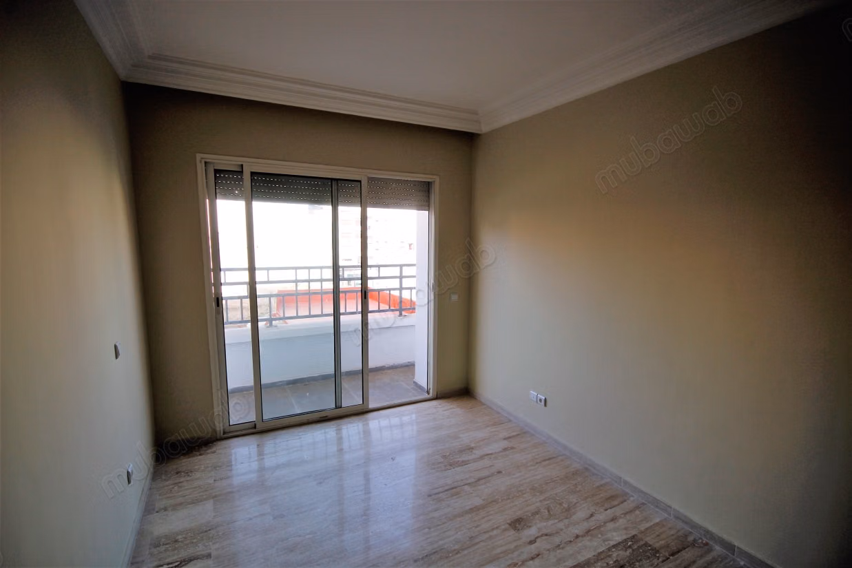 Se alquila apartamento renovado de 2 habitaciones con terraza cerca del parque Lyautey