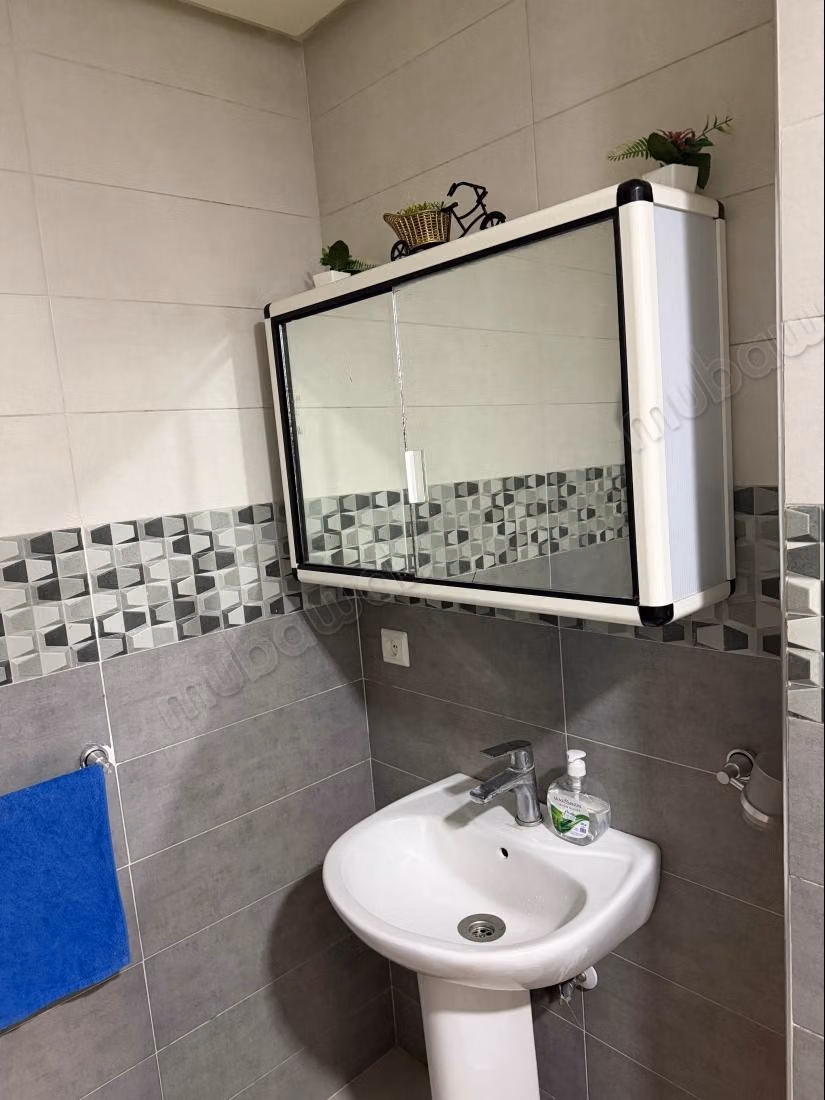 Apartment rental in Les Orangers. 3 comfortable rooms. Reinforced door and satellite dish