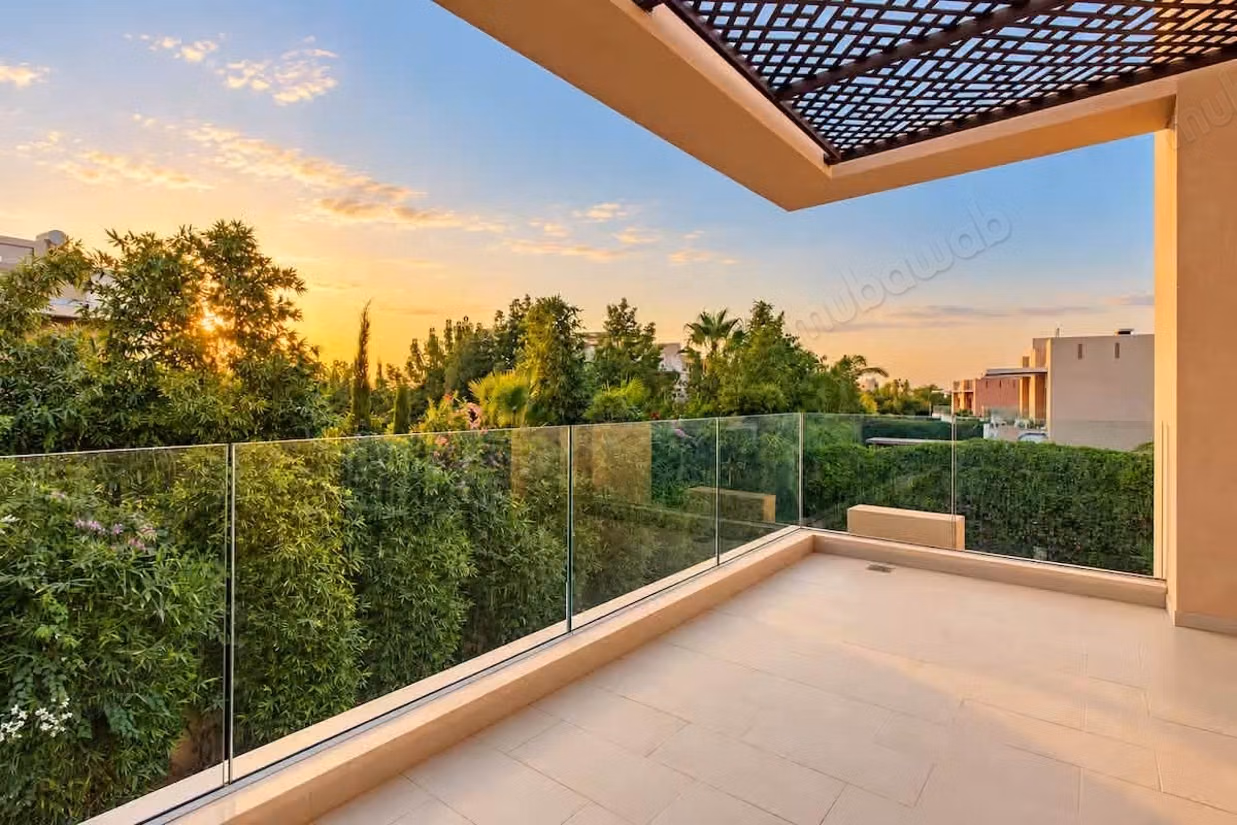 Superba villa con piscina LLD affacciata sul Golf NORIA