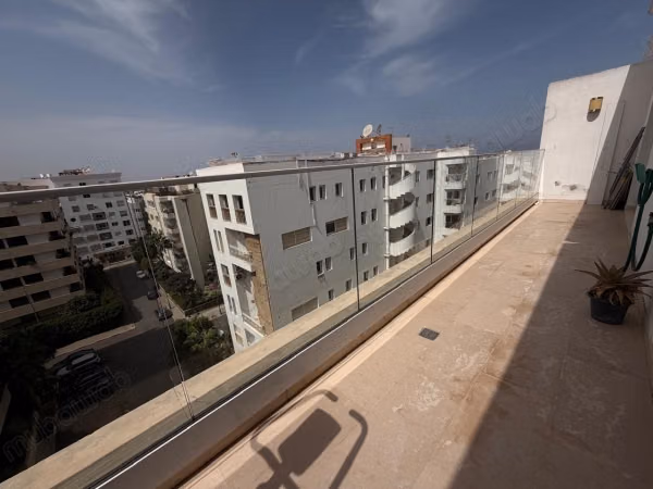 Appartement en location à Haut Agdal. 
Surface de 178 m². 
Avec ascenseur et terrasse