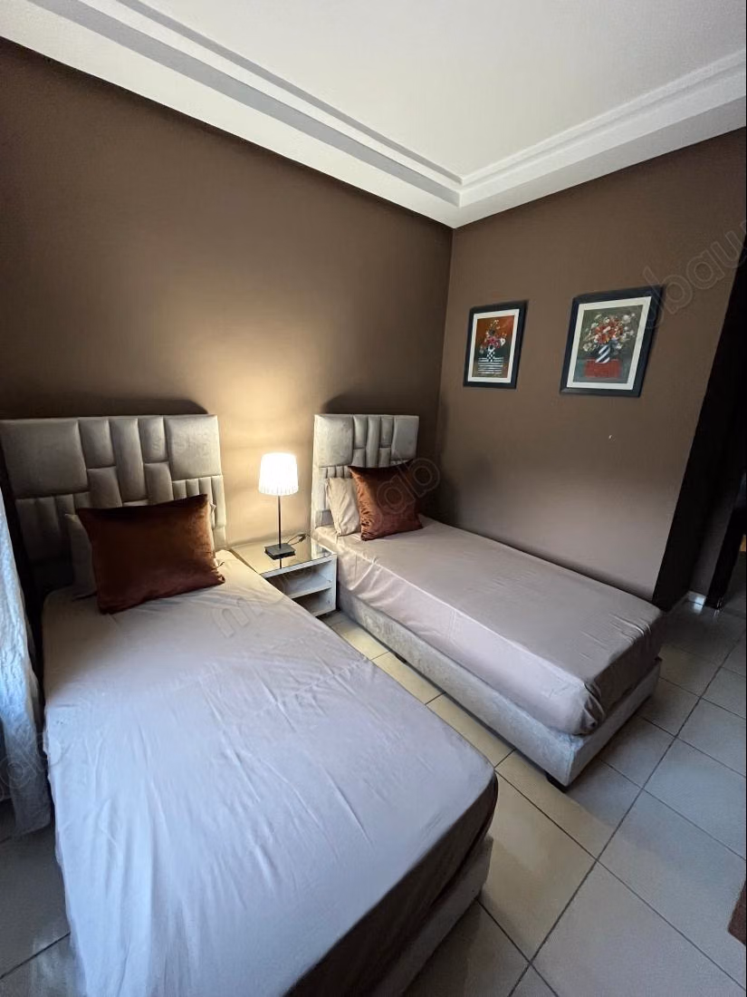 Appartement fabuleux à vendre à Moujahidine. Superficie de 76 m². Grand espace de stockage