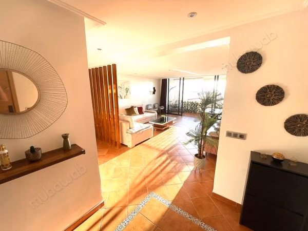 Amplio apartamento en venta con vista al mar