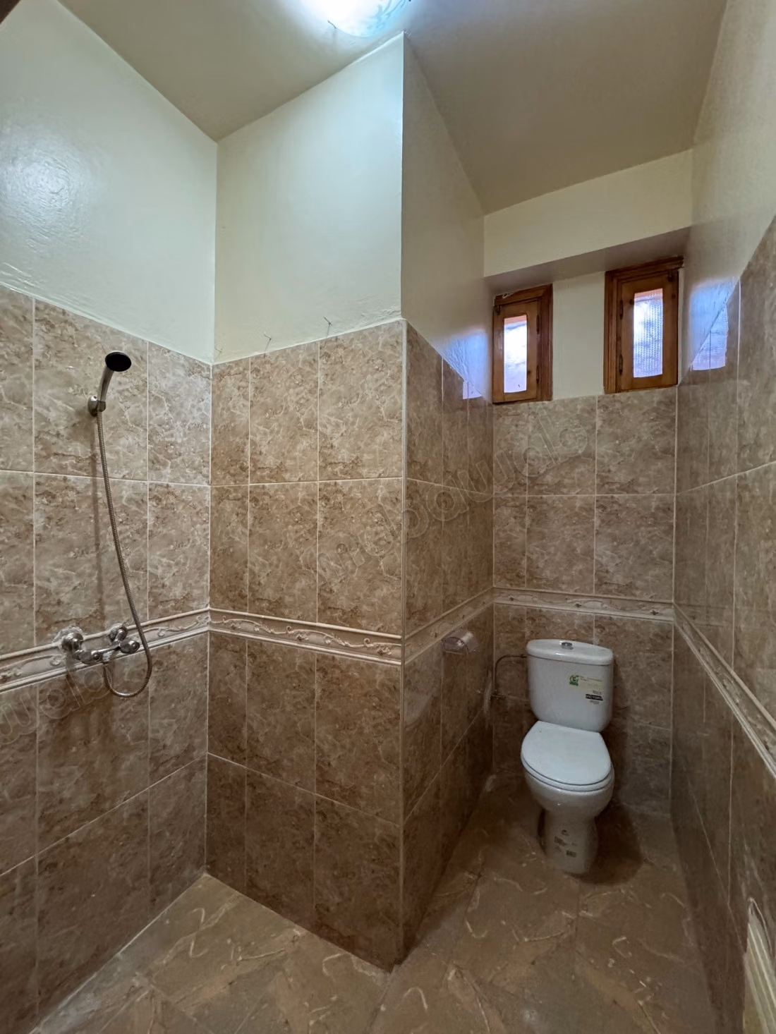 Entre sol aménagé 110 m² à louer à Riad Salam