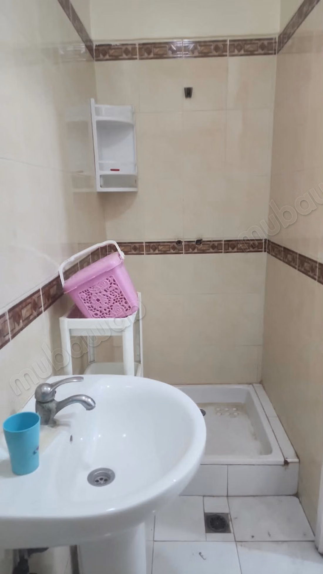 للايجار شقة فارغة قرب حاج بوجمعه