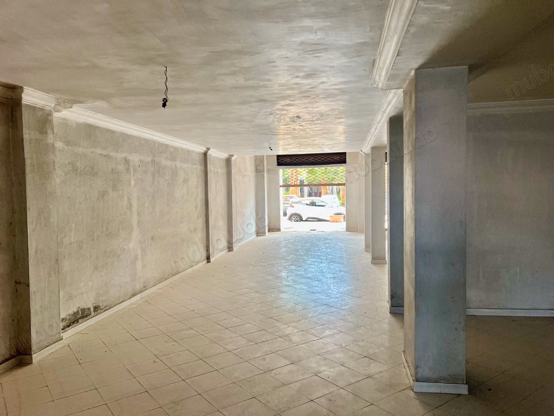 Beautiful commercial space for rent in Massira 1. Total area 120 m². Concierge service.