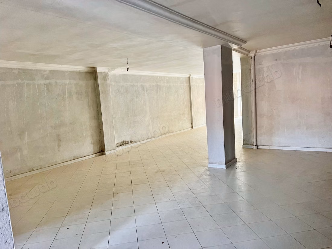 Beautiful commercial space for rent in Massira 1. Total area 120 m². Concierge service.