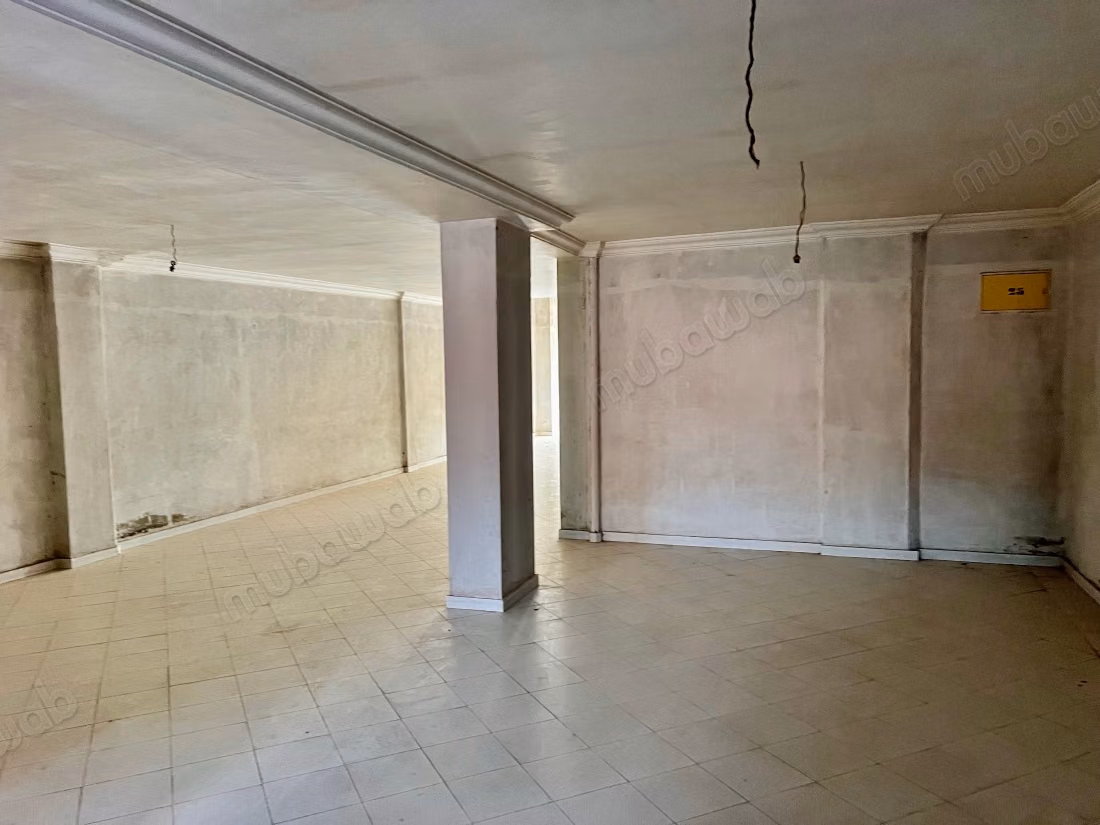 Beautiful commercial space for rent in Massira 1. Total area 120 m². Concierge service.