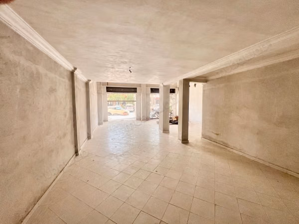 Beautiful commercial space for rent in Massira 1. Total area 120 m². Concierge service.
