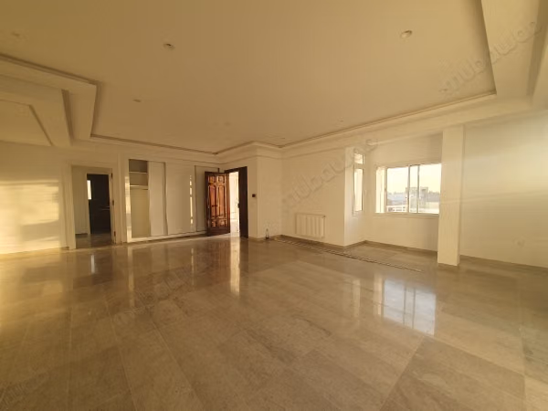 Un appartement S3 vide à la Marsa