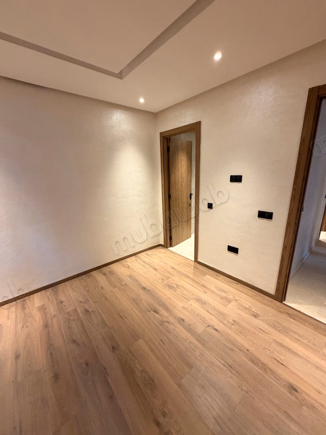Louez cet appartement à Hay Al Hassani. 
Surface totale 84 m². 
Jardin et terrasse