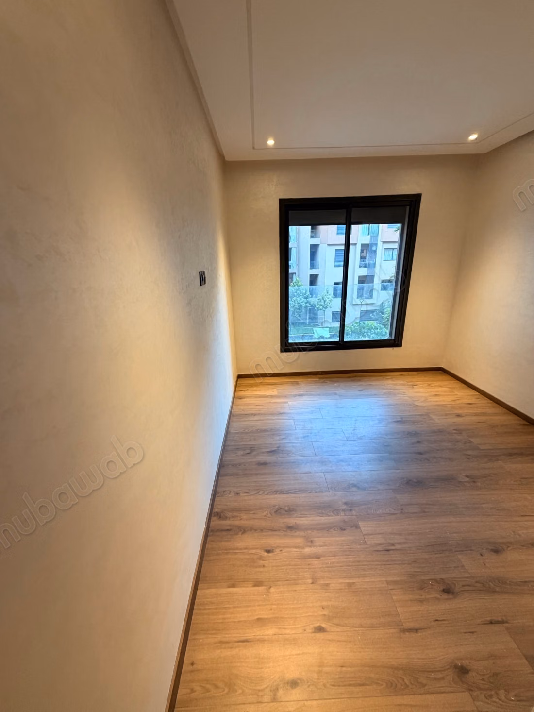 Louez cet appartement à Hay Al Hassani. 
Surface totale 84 m². 
Jardin et terrasse