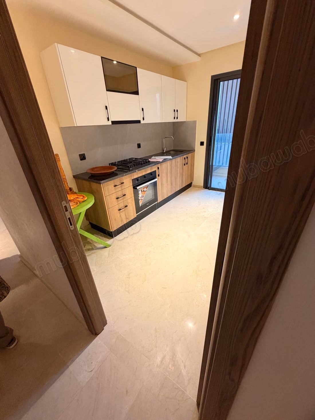 Louez cet appartement à Hay Al Hassani. 
Surface totale 84 m². 
Jardin et terrasse