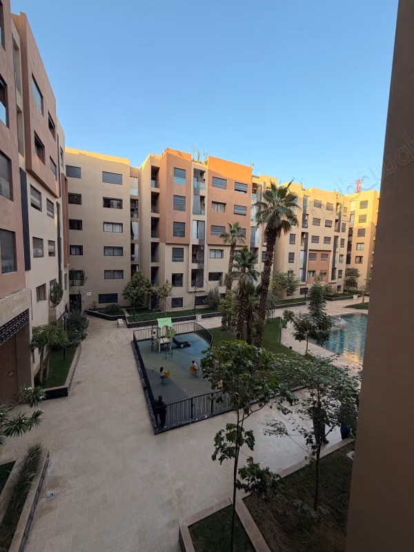 Louez cet appartement à Hay Al Hassani. 
Surface totale 84 m². 
Jardin et terrasse