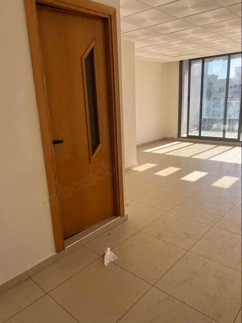 Beaux bureaux à louer en Centre. Superficie 52 m². Prestation de conciergerie, air conditionné