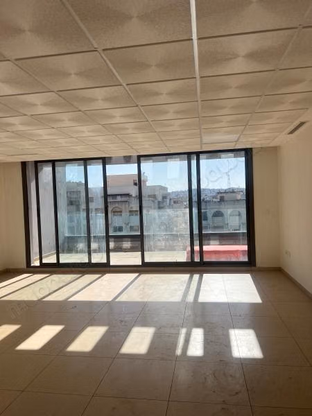 Beaux bureaux à louer en Centre. Superficie 52 m². Prestation de conciergerie, air conditionné