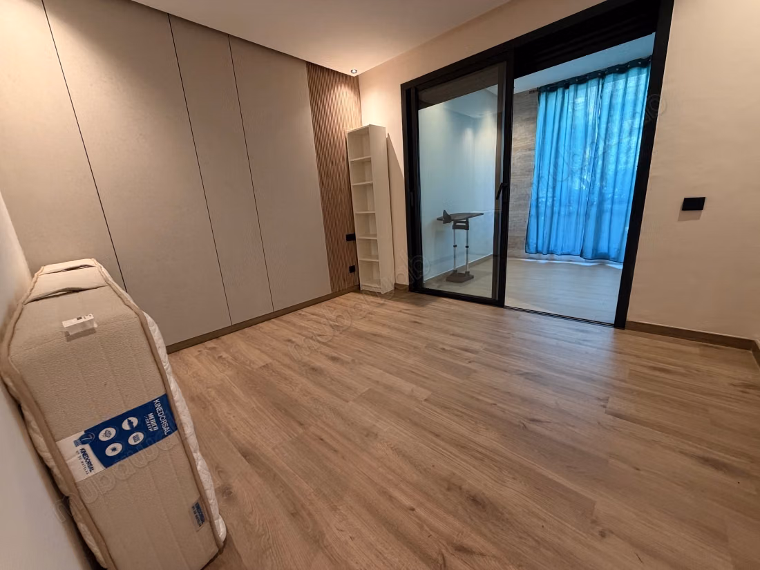 Louez cet appartement à Souissi. Surface de 145 m². Bien meublé