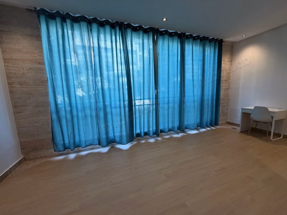 Louez cet appartement à Souissi. Surface de 145 m². Bien meublé