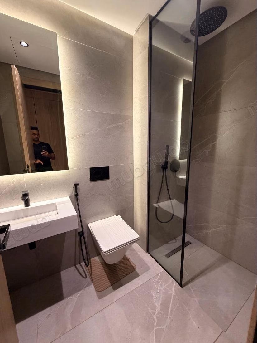 Louez cet appartement à Souissi. Surface de 145 m². Bien meublé