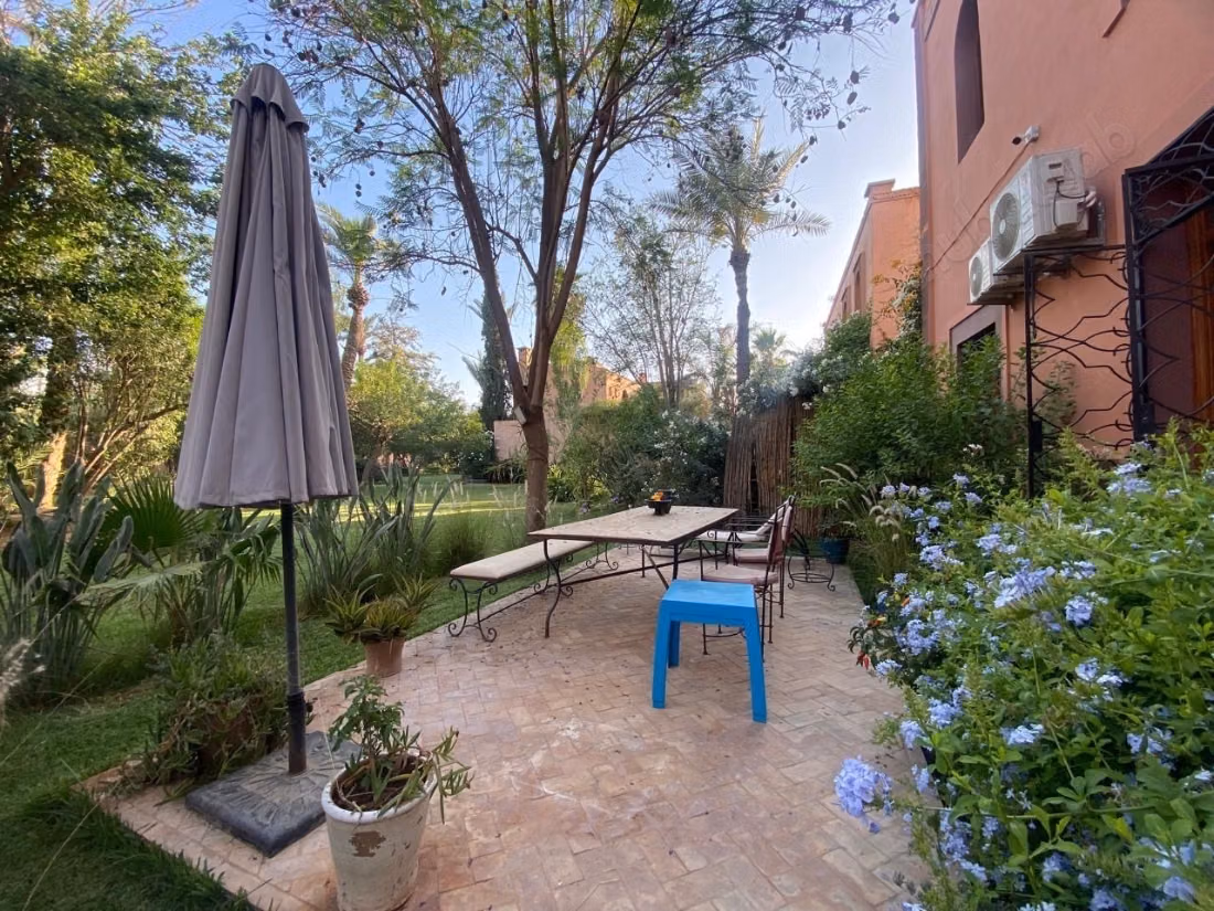 Bellissimo riad in vendita a Ennakhil Palmeraie. 5 camere piacevoli. Tutti i comfort con camino e aria condizionata