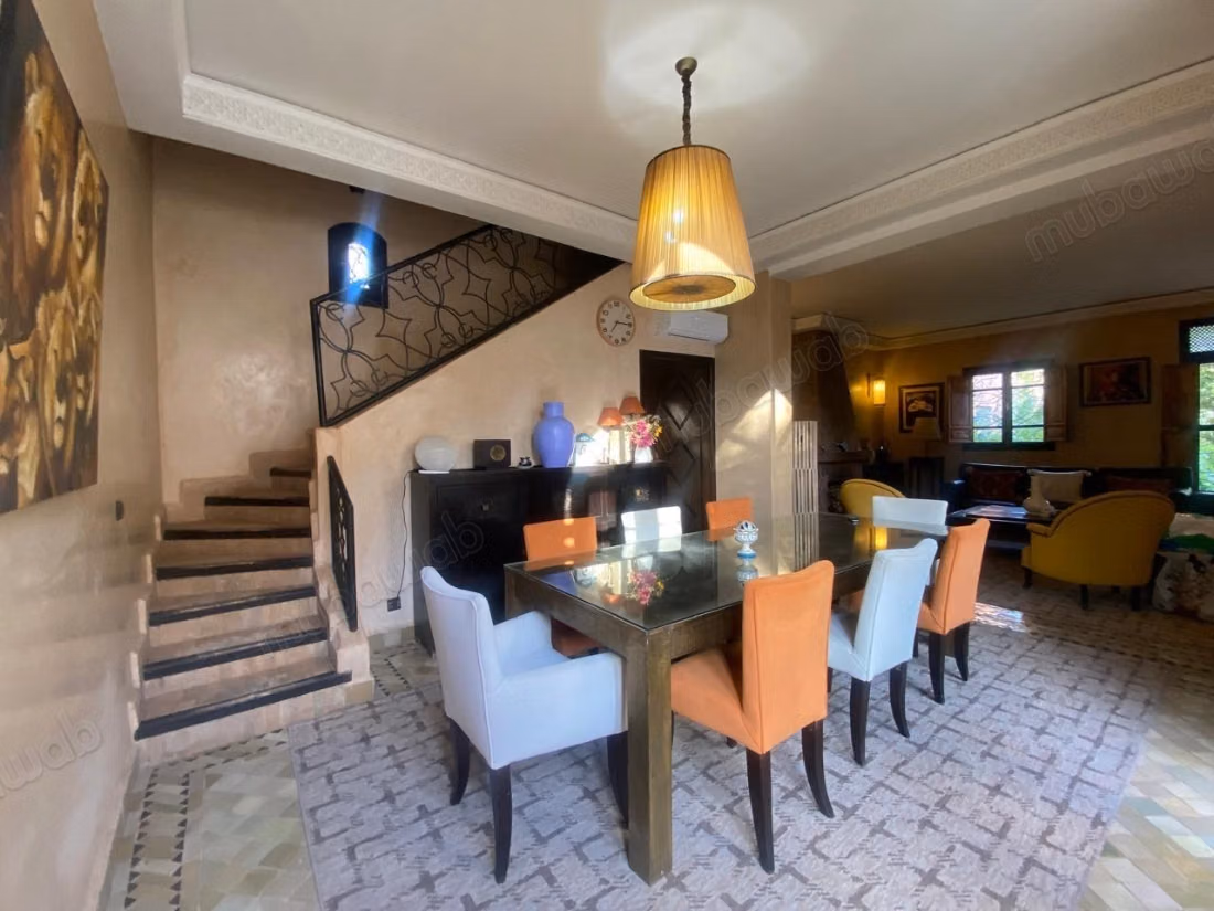 Bellissimo riad in vendita a Ennakhil Palmeraie. 5 camere piacevoli. Tutti i comfort con camino e aria condizionata