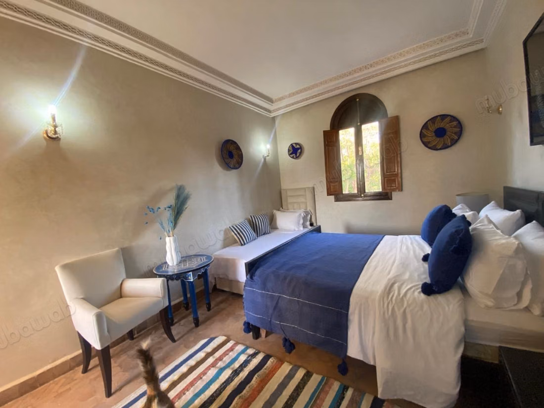Bellissimo riad in vendita a Ennakhil Palmeraie. 5 camere piacevoli. Tutti i comfort con camino e aria condizionata